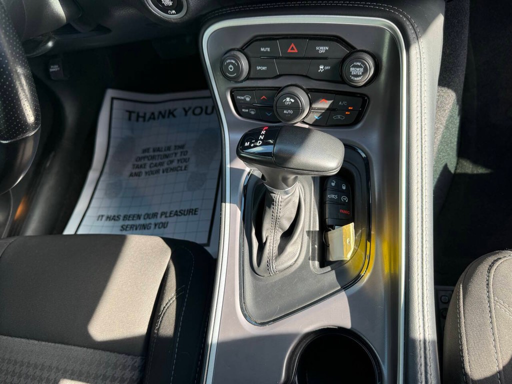Dodge Challenger Vehicle Full-screen Gallery Image 22