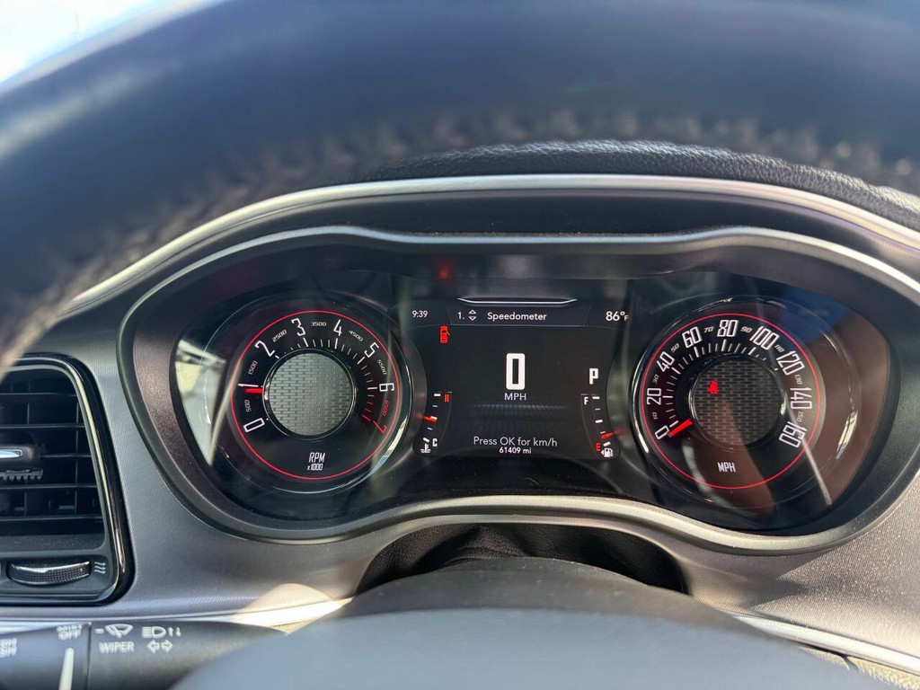 Dodge Challenger Vehicle Full-screen Gallery Image 24