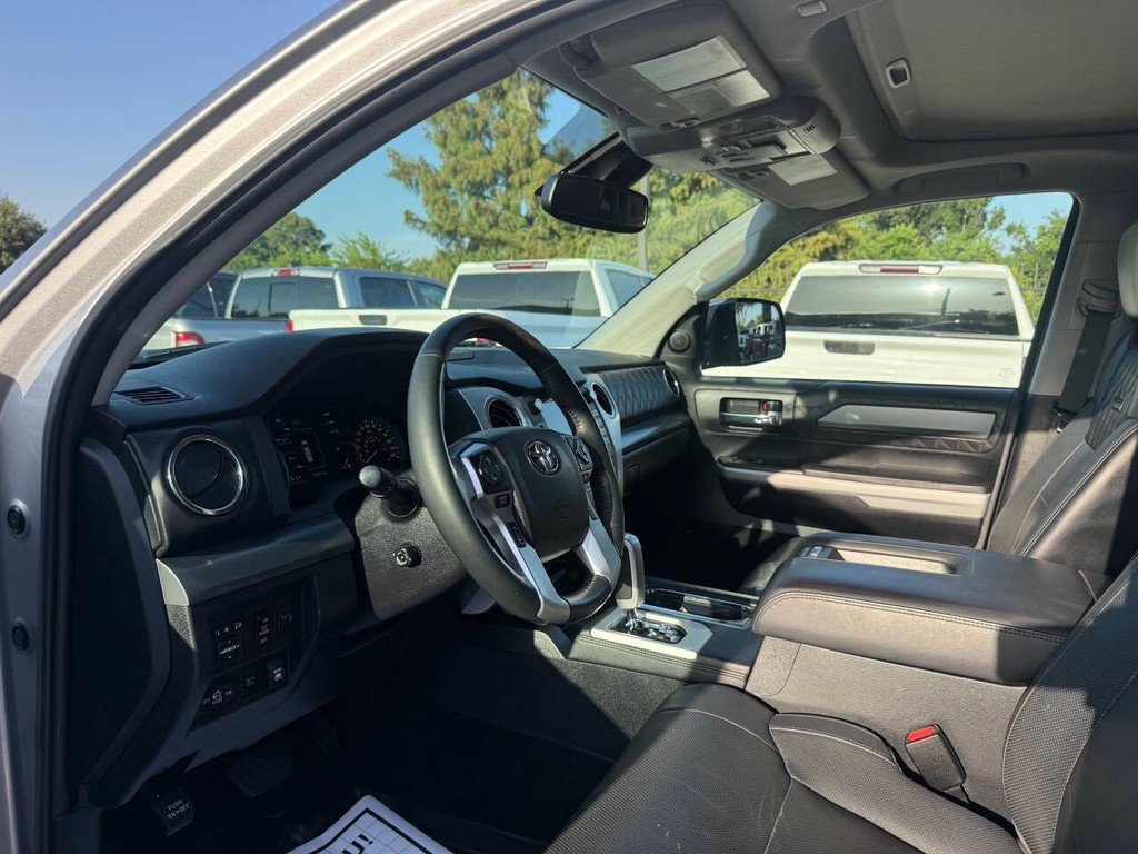 Toyota Tundra 4WD Vehicle Full-screen Gallery Image 06