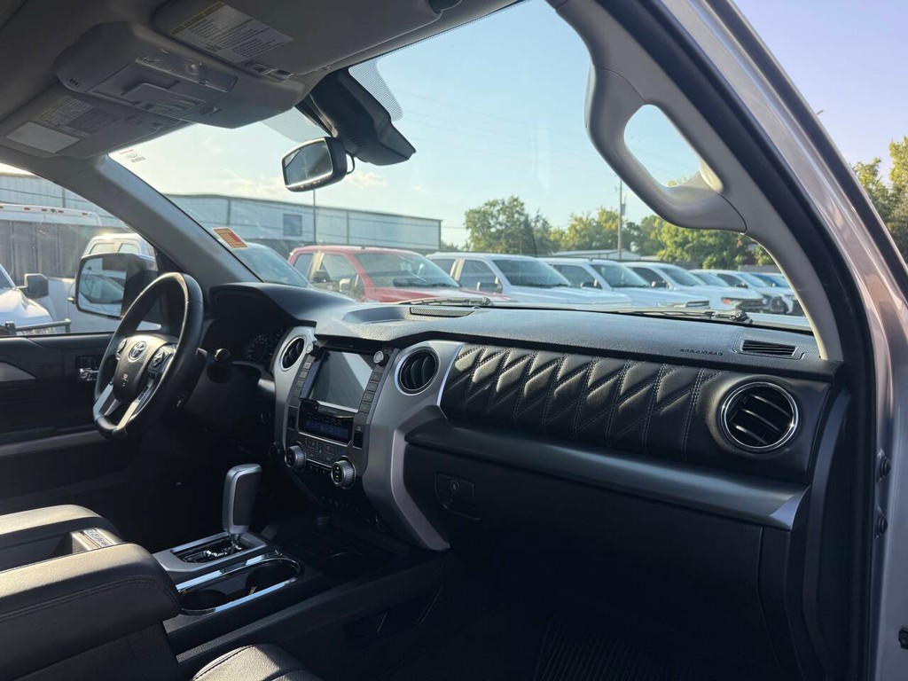 Toyota Tundra 4WD Vehicle Full-screen Gallery Image 09