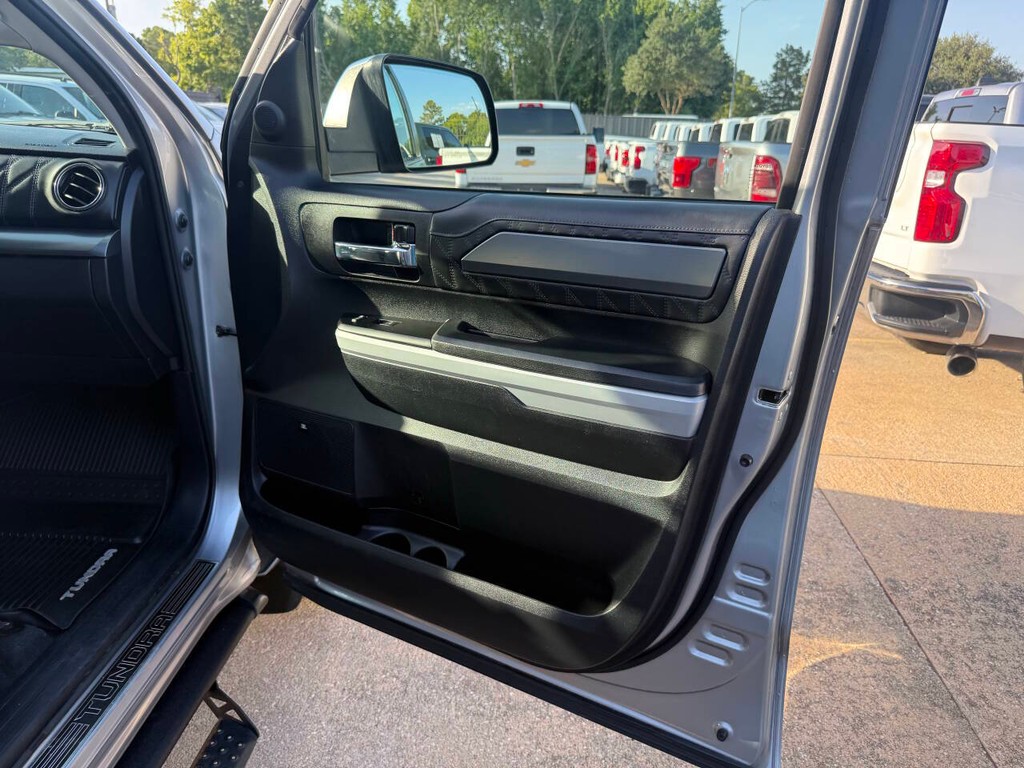 Toyota Tundra 4WD Vehicle Full-screen Gallery Image 11