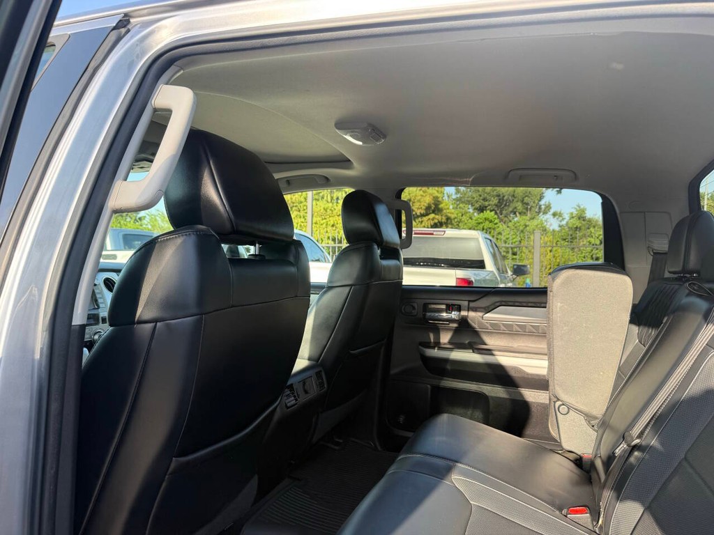 Toyota Tundra 4WD Vehicle Full-screen Gallery Image 12