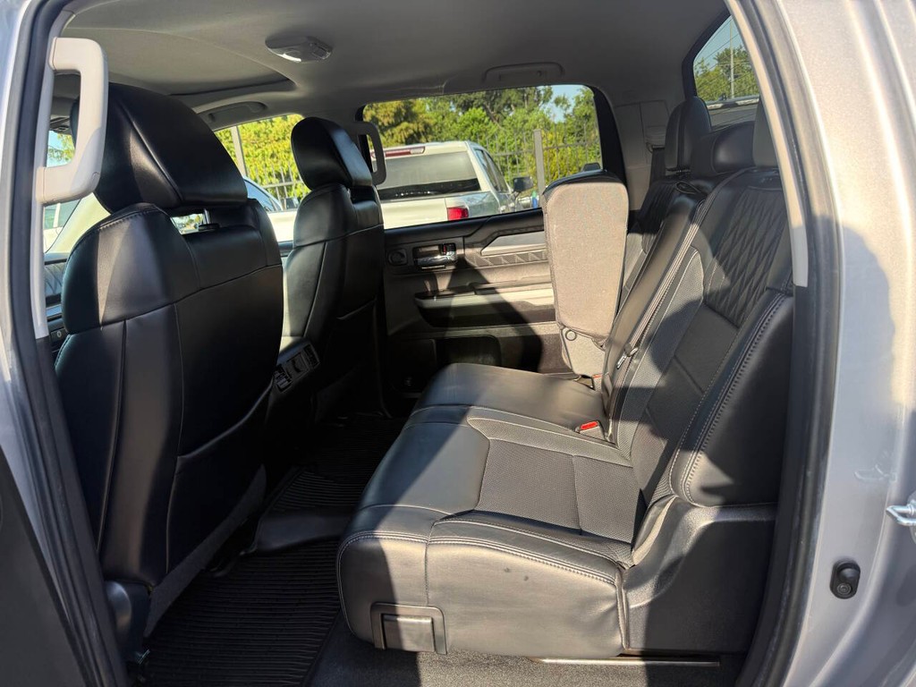 Toyota Tundra 4WD Vehicle Full-screen Gallery Image 13