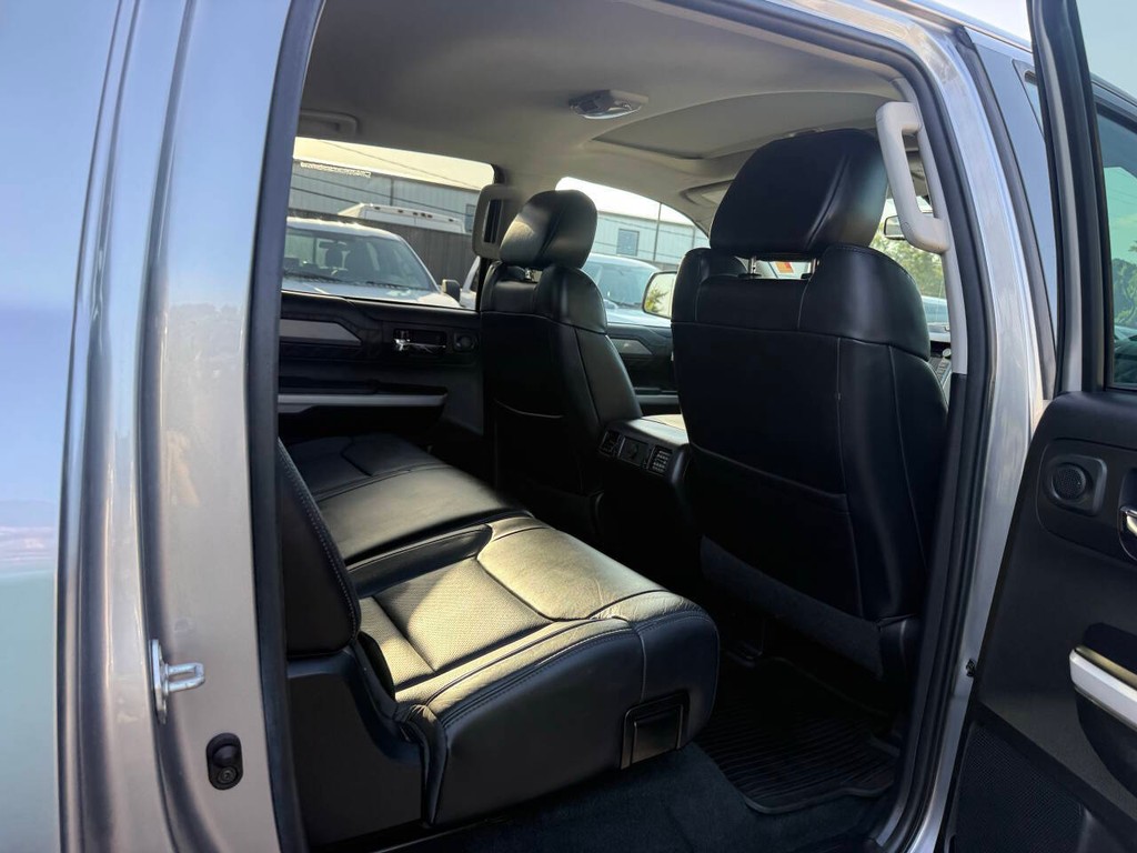 Toyota Tundra 4WD Vehicle Full-screen Gallery Image 15