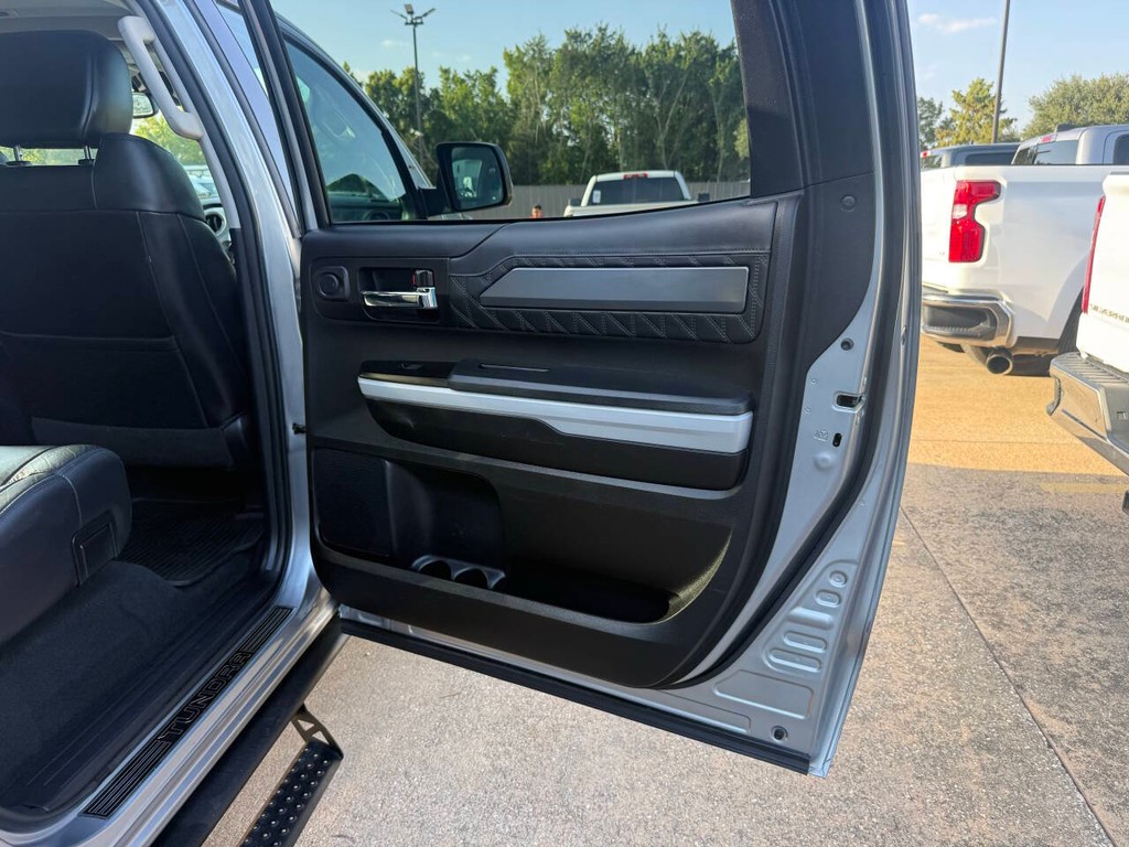 Toyota Tundra 4WD Vehicle Full-screen Gallery Image 16