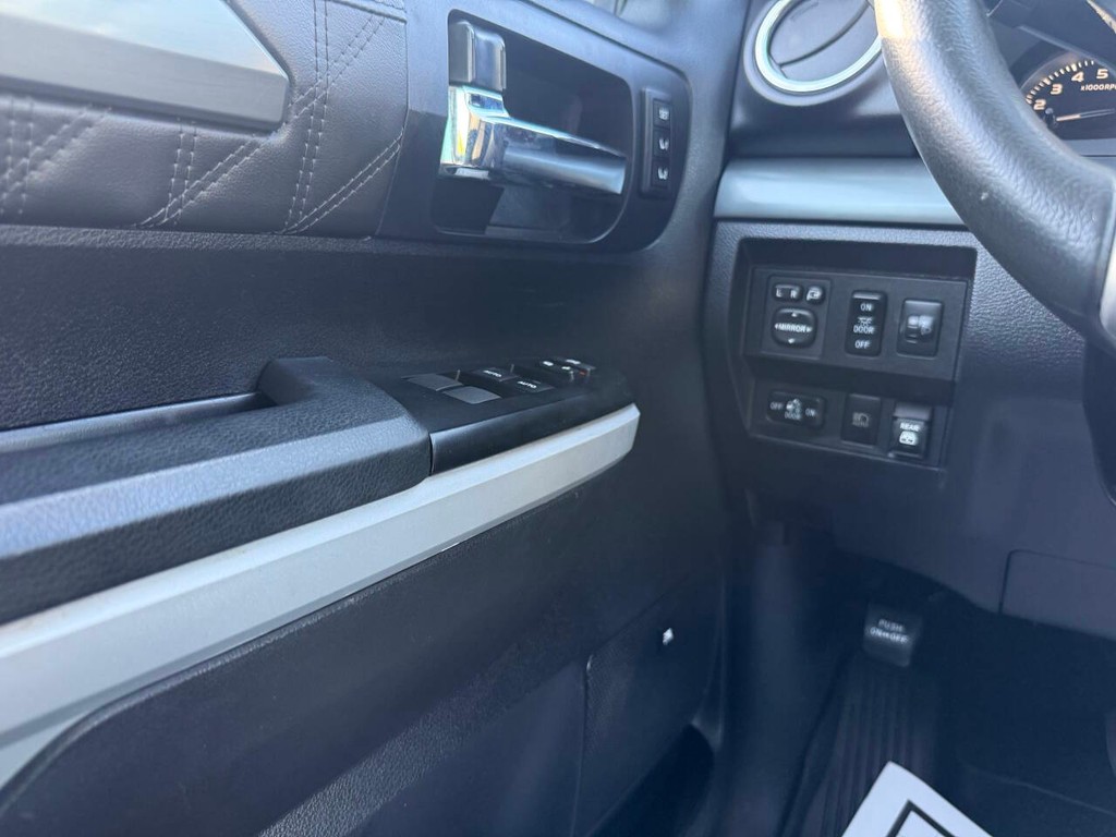 Toyota Tundra 4WD Vehicle Full-screen Gallery Image 31