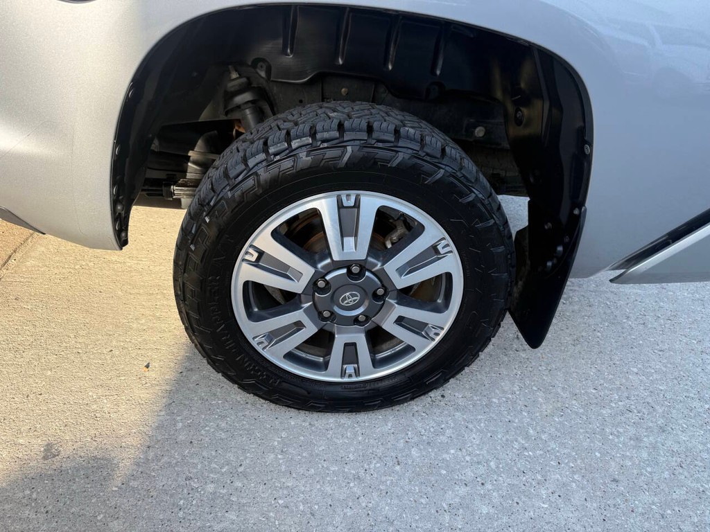 Toyota Tundra 4WD Vehicle Full-screen Gallery Image 37