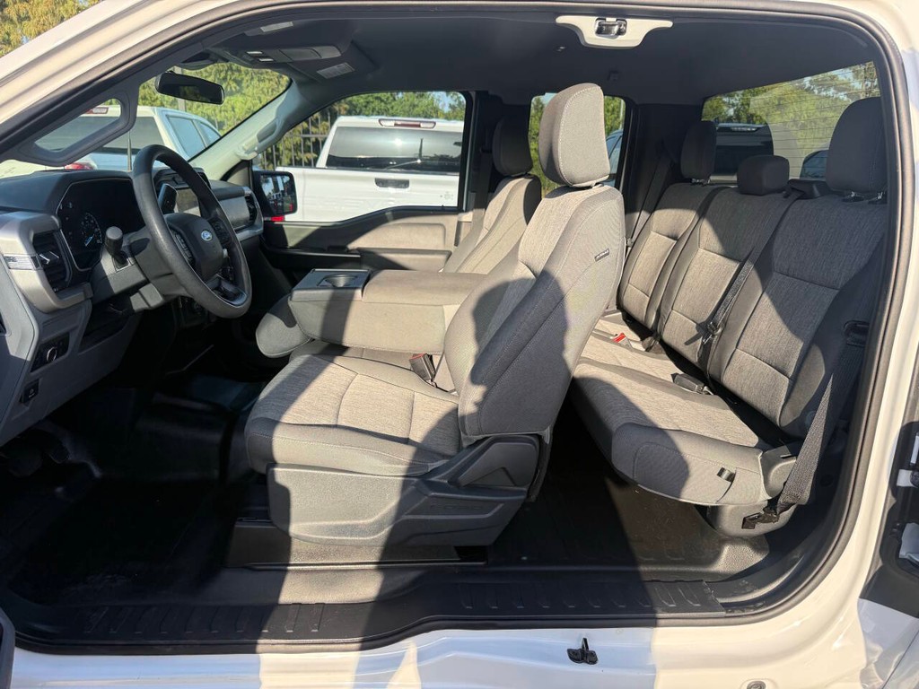 Ford F-150 Vehicle Full-screen Gallery Image 12