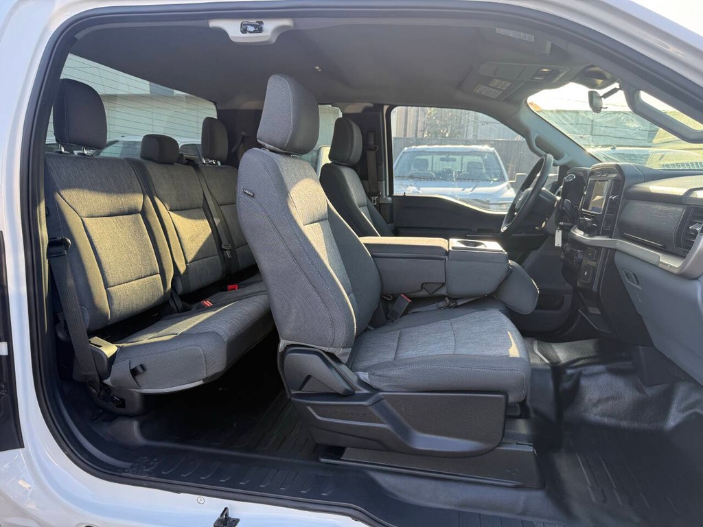 Ford F-150 Vehicle Full-screen Gallery Image 14