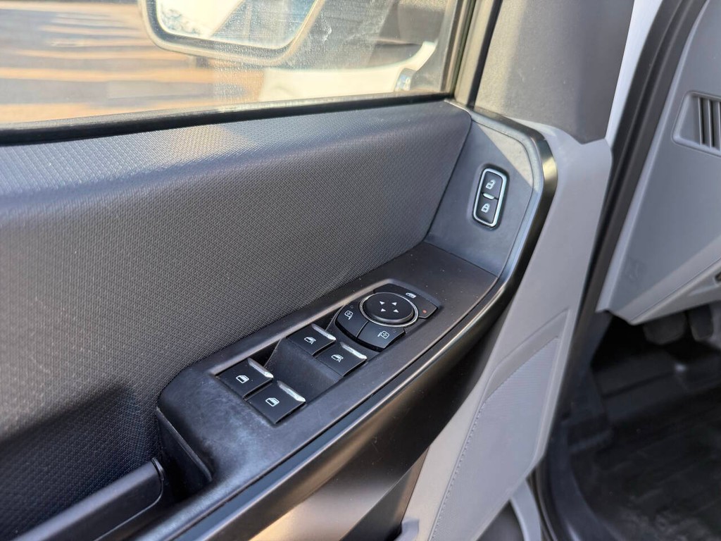 Ford F-150 Vehicle Full-screen Gallery Image 26