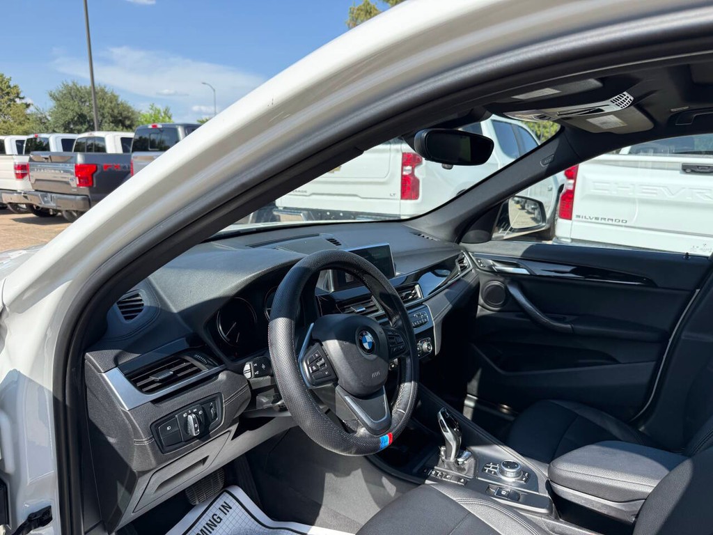 BMW X1 Vehicle Full-screen Gallery Image 06