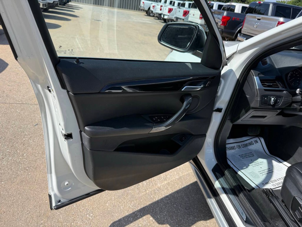 BMW X1 Vehicle Full-screen Gallery Image 08