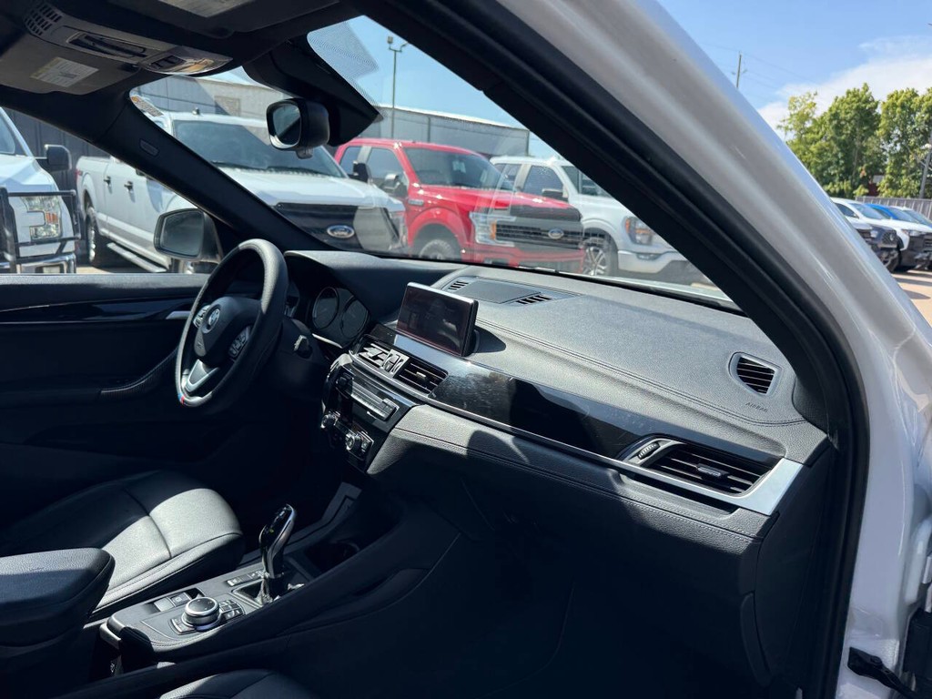 BMW X1 Vehicle Full-screen Gallery Image 09