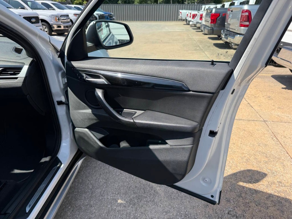 BMW X1 Vehicle Full-screen Gallery Image 11
