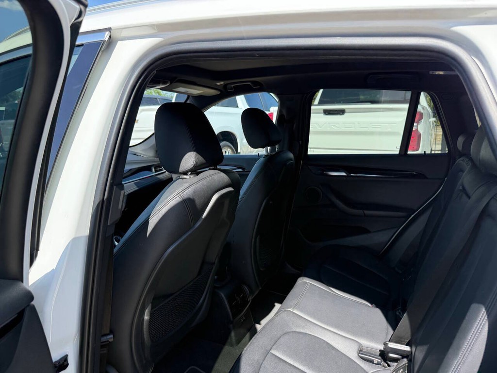 BMW X1 Vehicle Full-screen Gallery Image 12