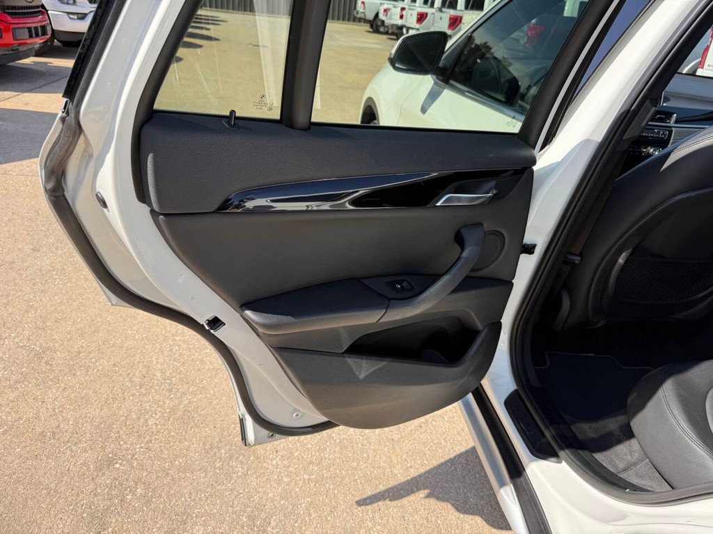 BMW X1 Vehicle Full-screen Gallery Image 14