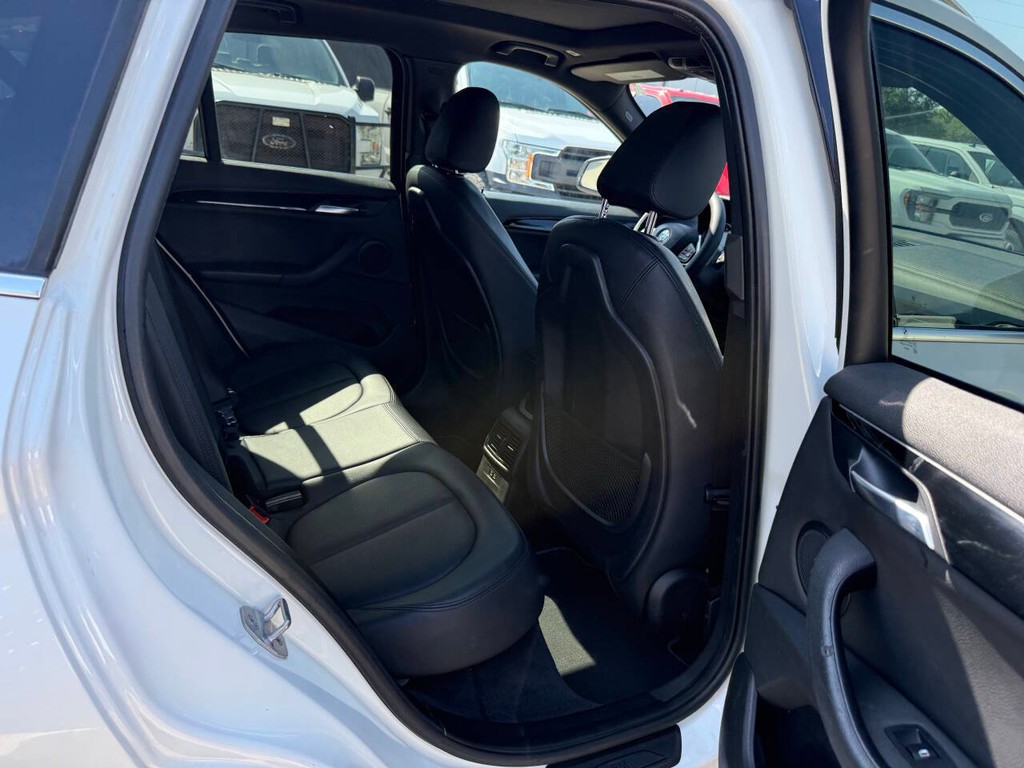 BMW X1 Vehicle Full-screen Gallery Image 15