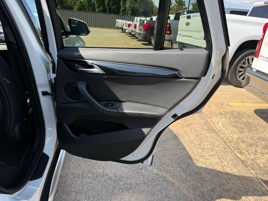 BMW X1 Vehicle Full-screen Gallery Image 16