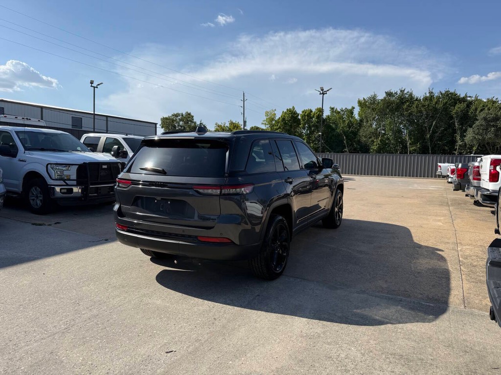 Jeep Grand Cherokee Vehicle Full-screen Gallery Image 04