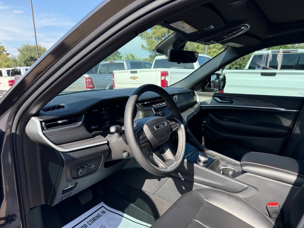 Jeep Grand Cherokee Vehicle Full-screen Gallery Image 05
