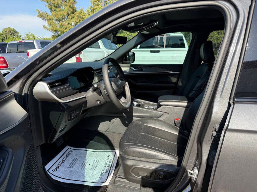 Jeep Grand Cherokee Vehicle Full-screen Gallery Image 06