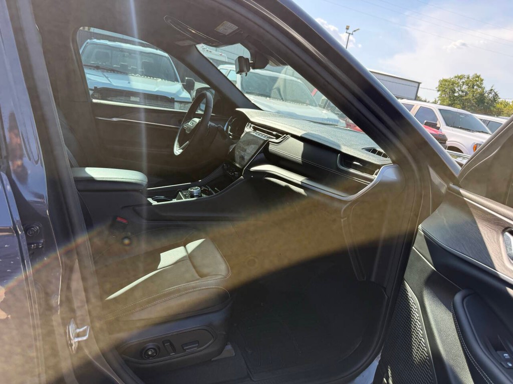 Jeep Grand Cherokee Vehicle Full-screen Gallery Image 09