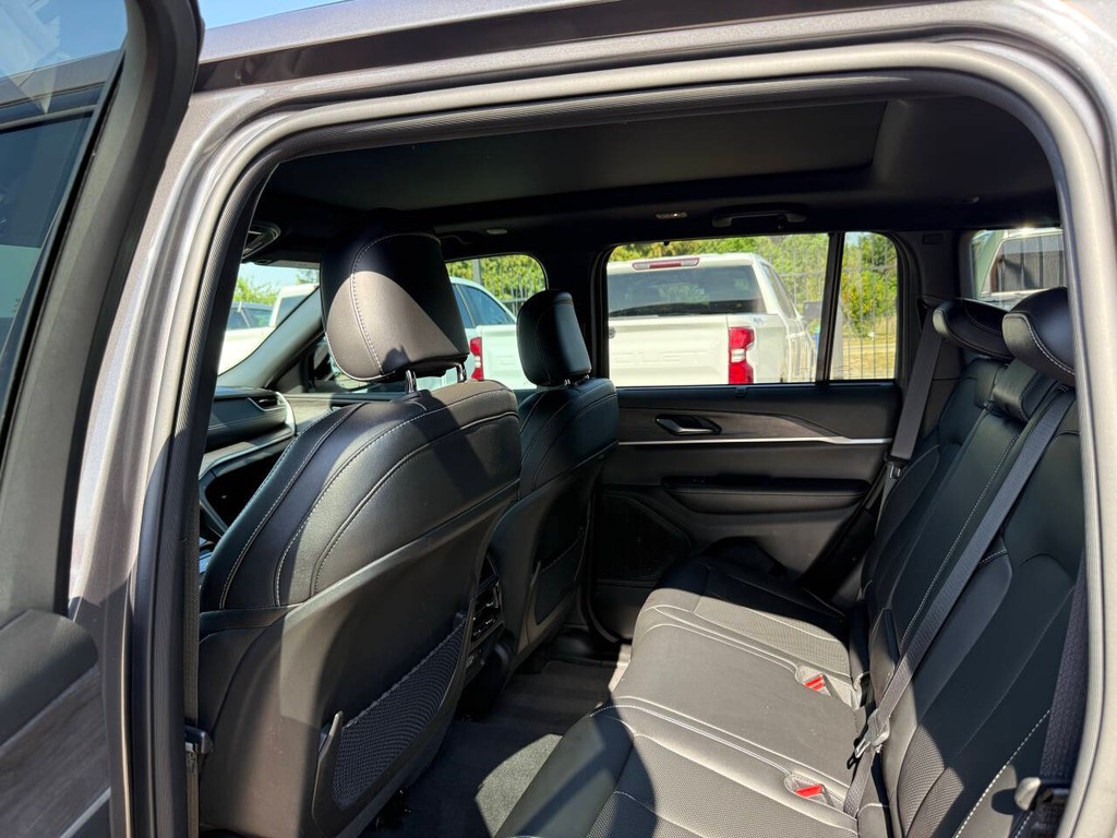 Jeep Grand Cherokee Vehicle Full-screen Gallery Image 11