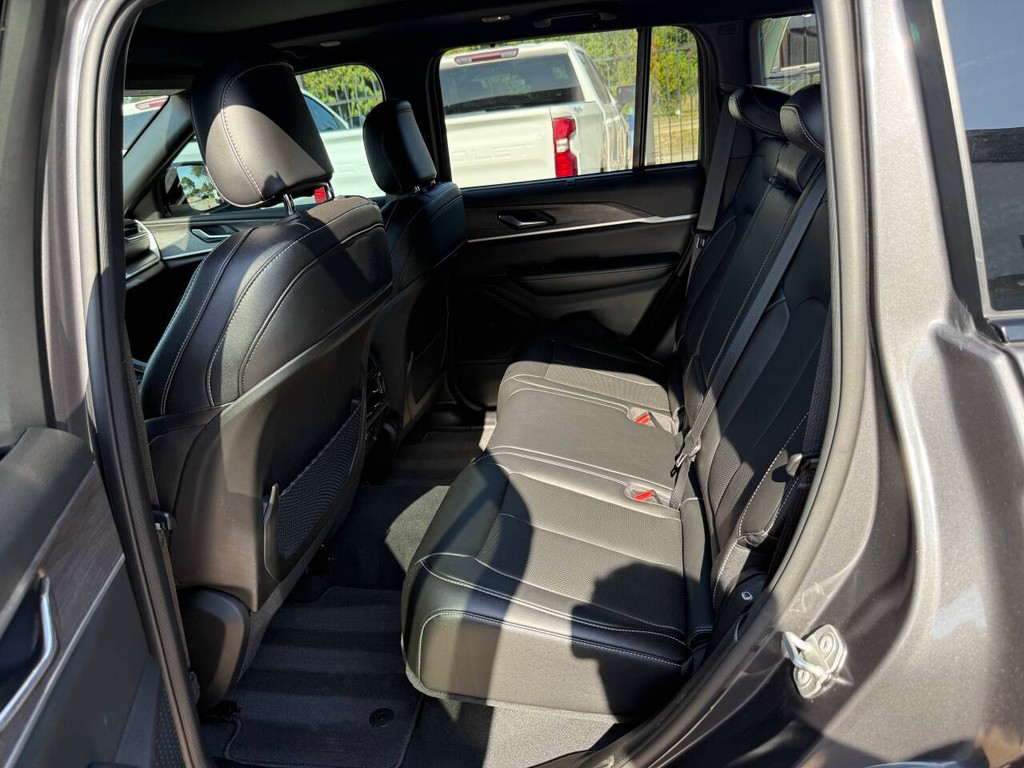 Jeep Grand Cherokee Vehicle Full-screen Gallery Image 12
