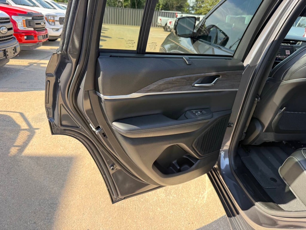 Jeep Grand Cherokee Vehicle Full-screen Gallery Image 13