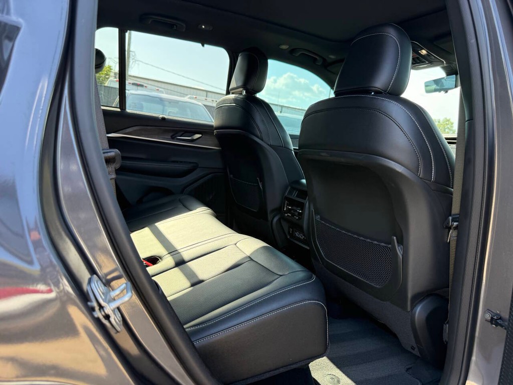 Jeep Grand Cherokee Vehicle Full-screen Gallery Image 14
