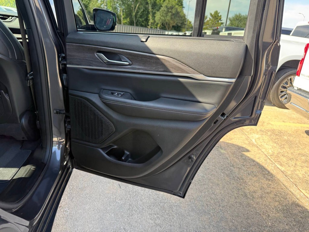 Jeep Grand Cherokee Vehicle Full-screen Gallery Image 15