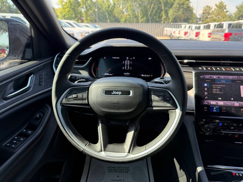 Jeep Grand Cherokee Vehicle Full-screen Gallery Image 21