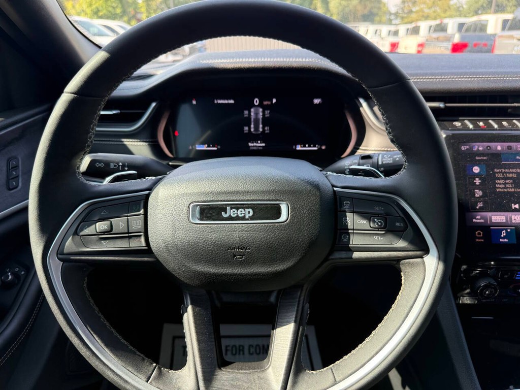 Jeep Grand Cherokee Vehicle Full-screen Gallery Image 22