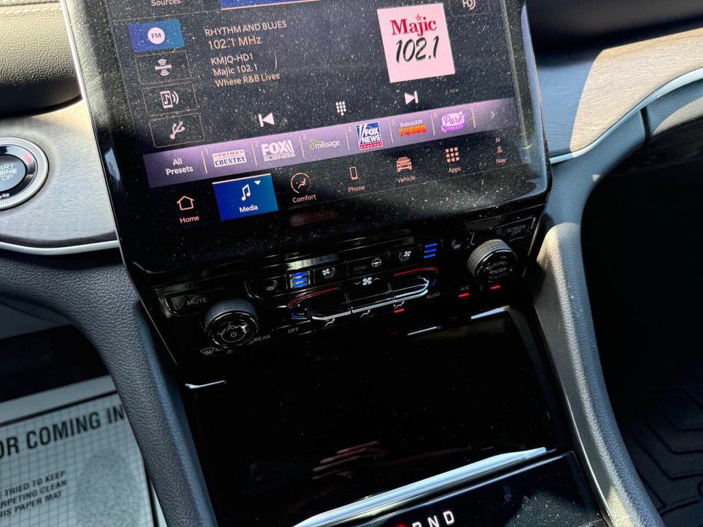 Jeep Grand Cherokee Vehicle Full-screen Gallery Image 25