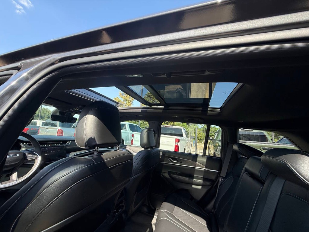 Jeep Grand Cherokee Vehicle Full-screen Gallery Image 30