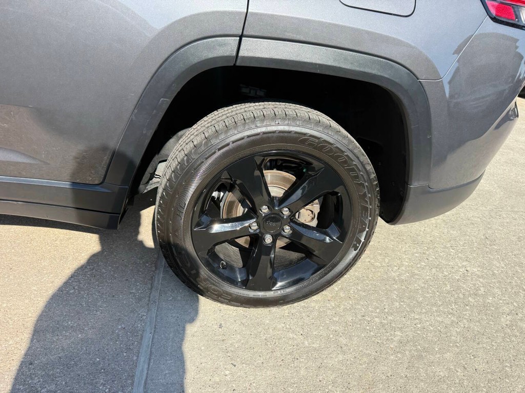 Jeep Grand Cherokee Vehicle Full-screen Gallery Image 35