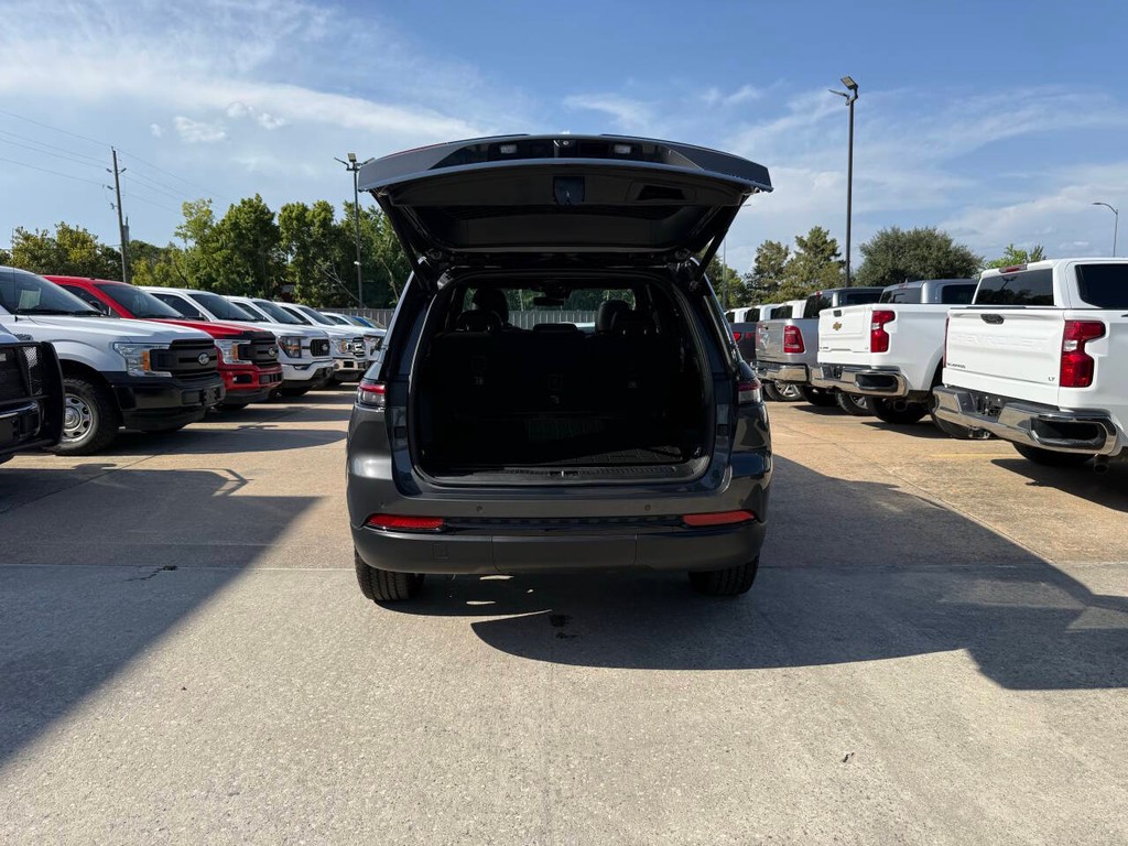 Jeep Grand Cherokee Vehicle Full-screen Gallery Image 36