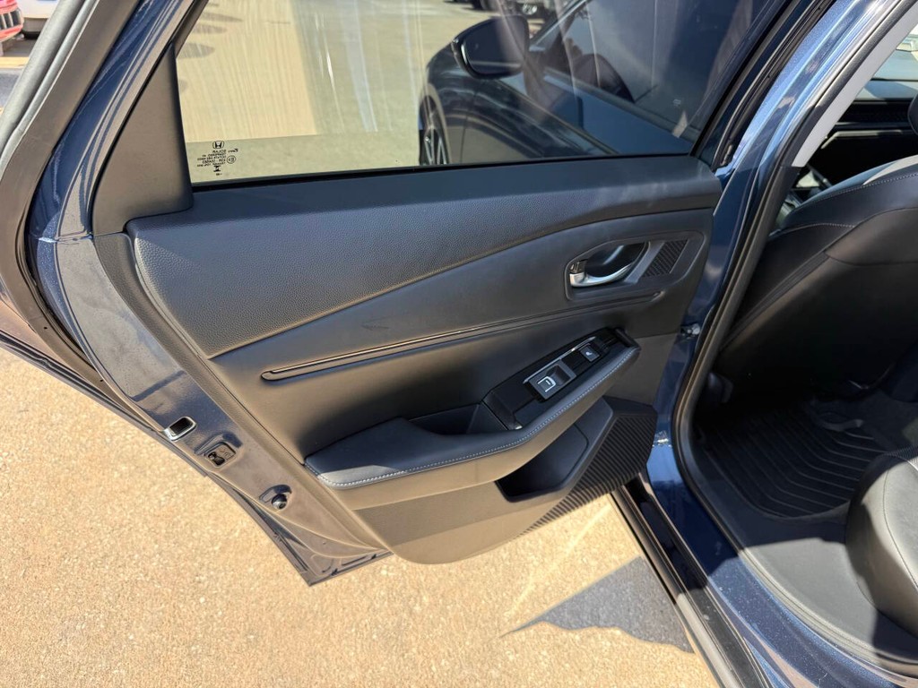 Honda Accord Hybrid Vehicle Full-screen Gallery Image 14