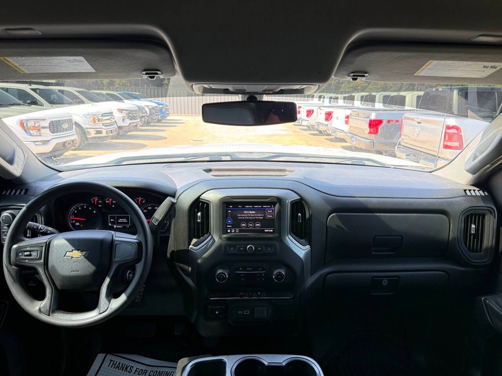 Chevrolet Silverado 1500 Vehicle Full-screen Gallery Image 16