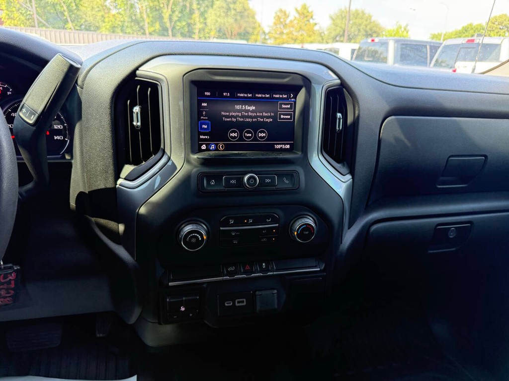 Chevrolet Silverado 1500 Vehicle Full-screen Gallery Image 23