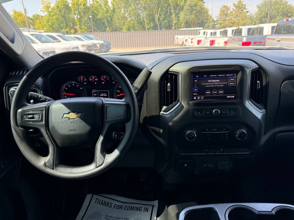 Chevrolet Silverado 1500 Vehicle Full-screen Gallery Image 24