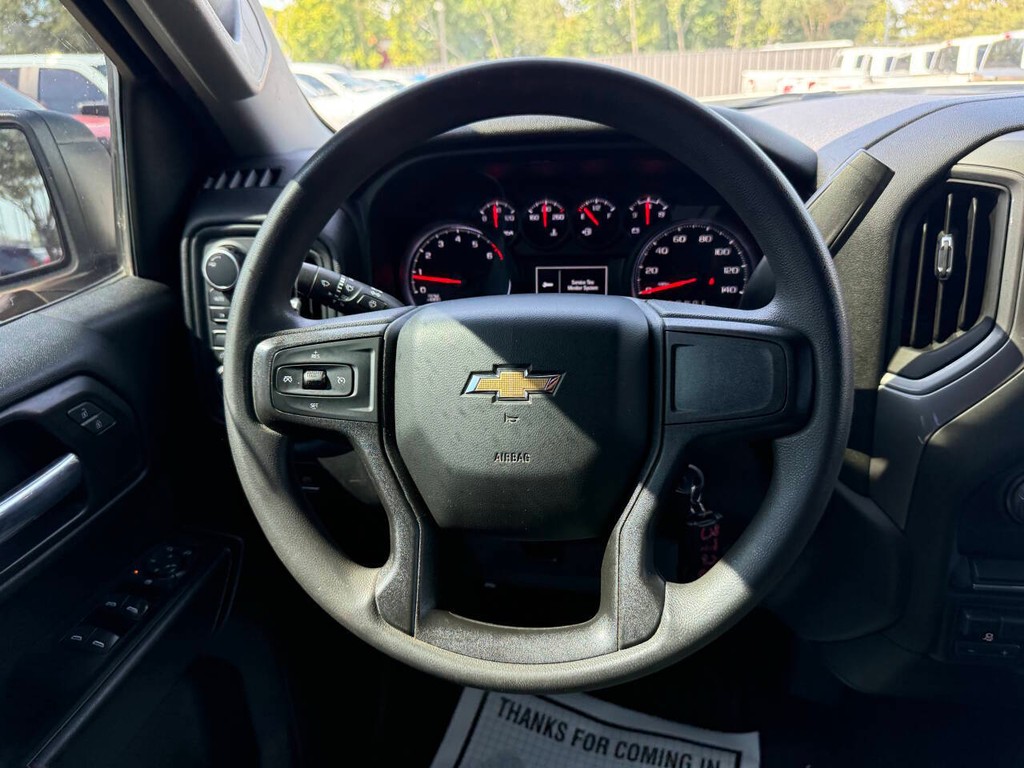 Chevrolet Silverado 1500 Vehicle Full-screen Gallery Image 25