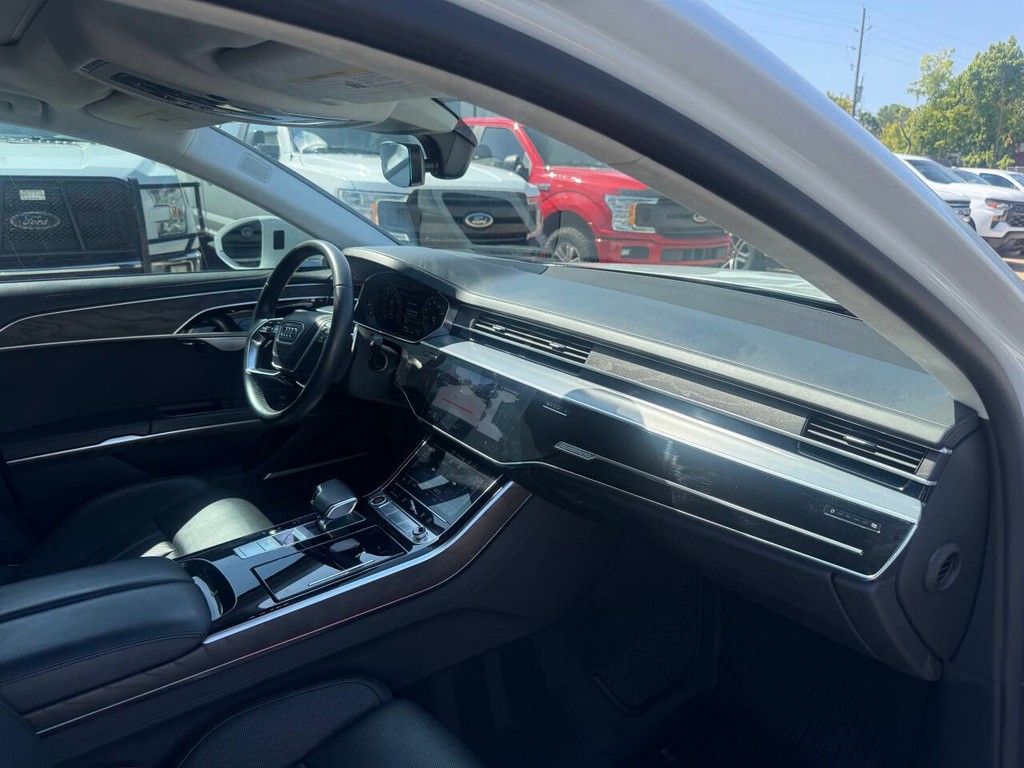 Audi A8 L Vehicle Full-screen Gallery Image 09