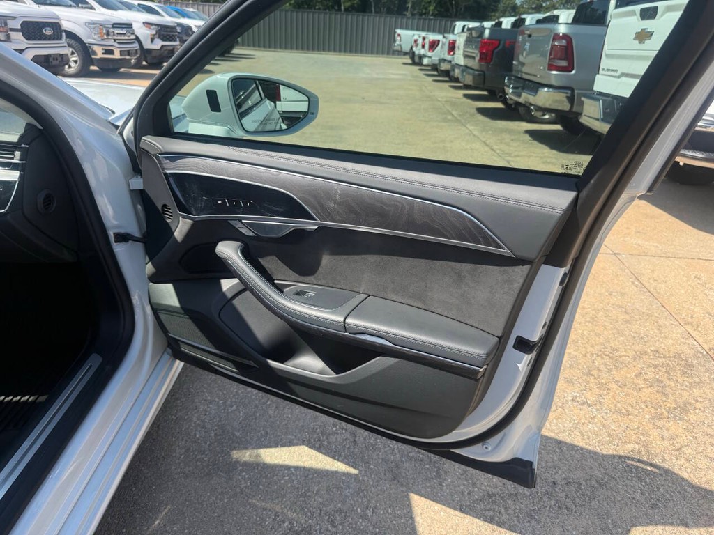 Audi A8 L Vehicle Full-screen Gallery Image 11
