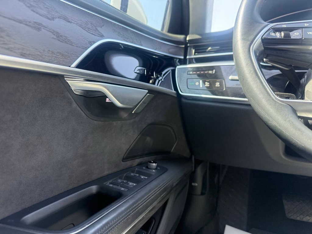 Audi A8 L Vehicle Full-screen Gallery Image 28