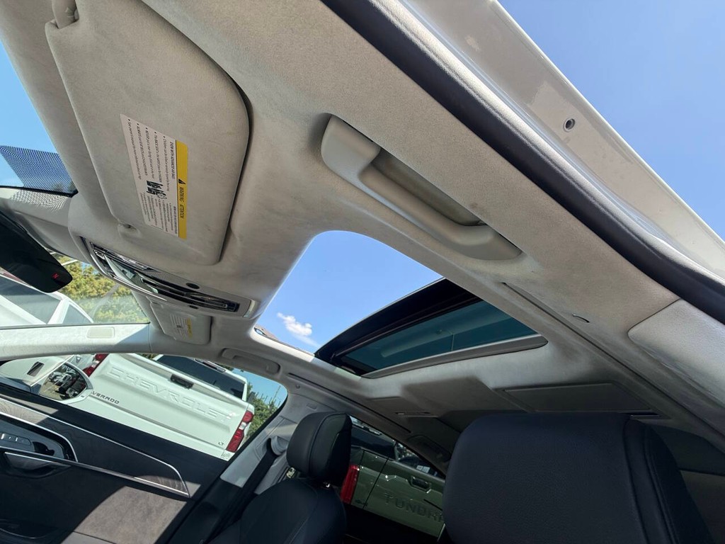 Audi A8 L Vehicle Full-screen Gallery Image 29