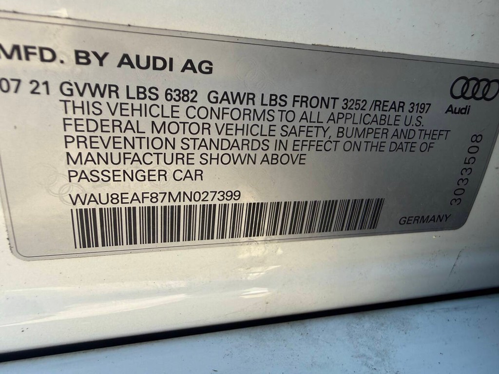 Audi A8 L Vehicle Full-screen Gallery Image 32