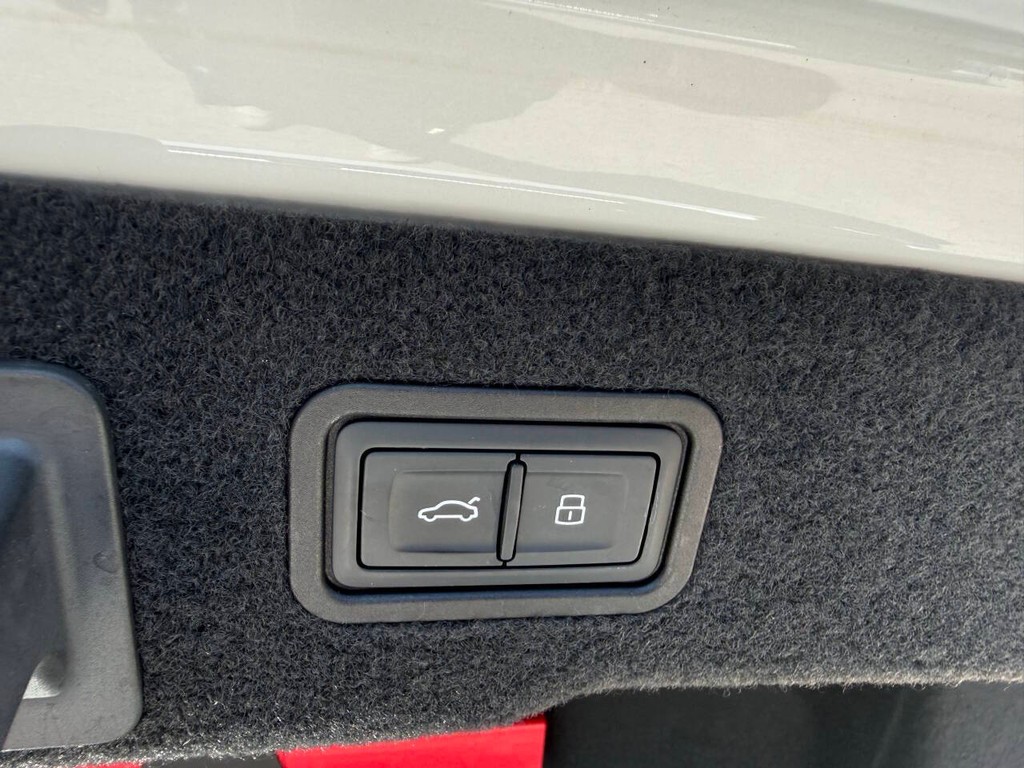 Audi A8 L Vehicle Full-screen Gallery Image 36