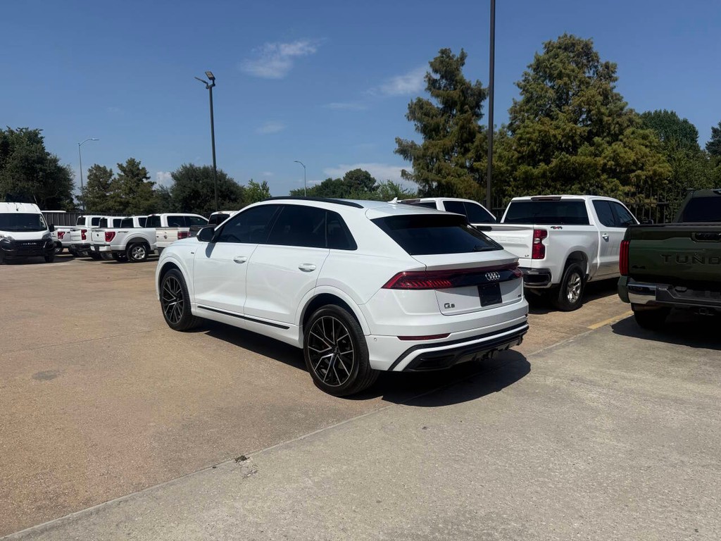 Audi Q8 Vehicle Full-screen Gallery Image 04