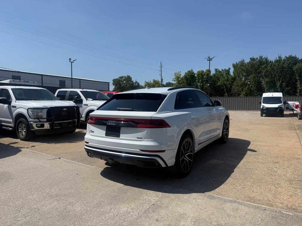 Audi Q8 Vehicle Full-screen Gallery Image 05